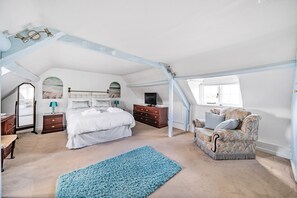 Fiddlers Green, Hamworthy, Poole: The first floor king-size bedroom