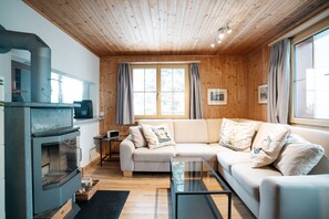Livingroom with couch and cheminée