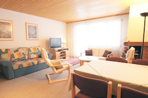 Wohnzimmer mit Esstisch