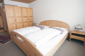 Schlafzimmer mit Doppelbett