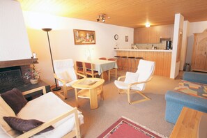 Wohnzimmer mit Sofa und Cheminée