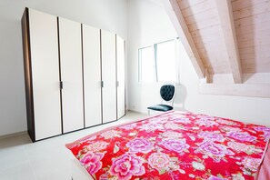 Schlafzimmer mit Schrank