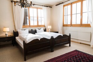 Schlafzimmer mit Doppelbett