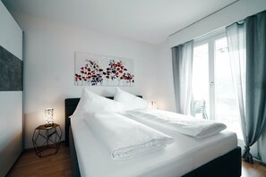 Schlafzimmer mit gemütlichem Doppelbett