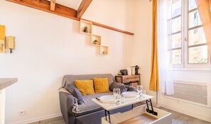 Petit espace séjour avec table basse relevable