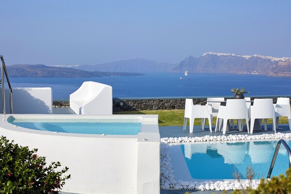 Private swimming pool and hot tub with an amazing view to the sea 
