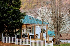 Bailey Hot Springs located in Hot Springs NC You dog friendly destination in WNC mountians!