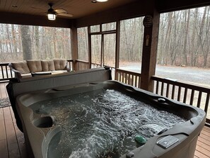 **NEW** Hot Tub on Screened-In Porch
$50 fee to use the NEW hot tub during your getaway!