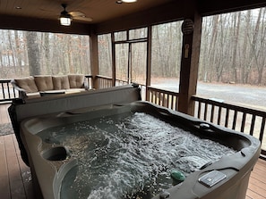 **NEW** Hot Tub on Screened-In Porch
$50 fee to use the NEW hot tub during your getaway!