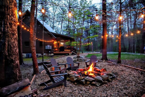 Whitetail Ridge! Private Cabin with Large Fire Pit Area, Horse Shoes, Corn Hole, Large Screened-In Porch, Pool Table and Ping Pong