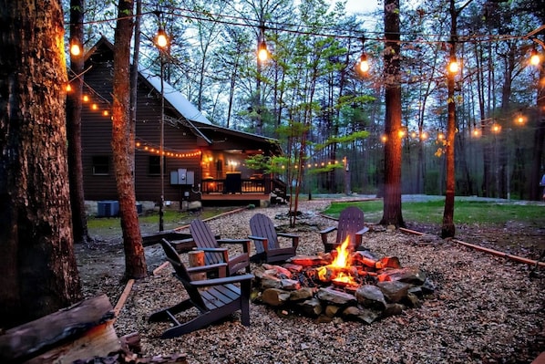 Whitetail Ridge! Private Cabin with Large Fire Pit Area, Horse Shoes, Corn Hole, Large Screened-In Porch, Pool Table and Ping Pong