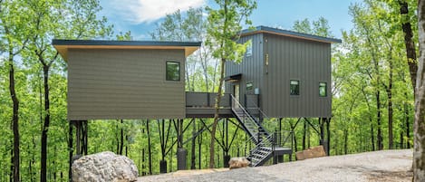 The Aged Owl is a treehouse with a Conference room attached. The Conference Room is a separate rental and this listing is only for the treehouse. There will not be any conference room guests while you are renting the treehouse.