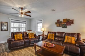 Living Room | 1st Floor | Smart TV | Board Games