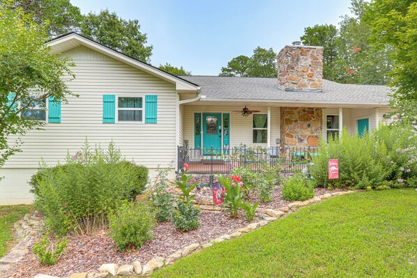 Fairfield Bay Vacation Rental | 3BR | 2BA | 1,650 Sq Ft | 2 Steps to Enter