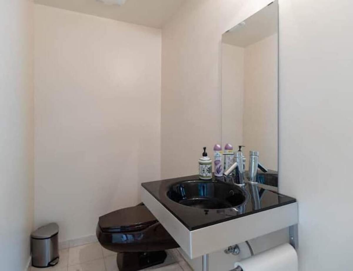 Urban oasis-lake/beach/boat in city. Sleeps 8-12.