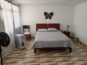 Habitacion principal,cama tamaño king,tv cable,wifi,con baño privado,vestier.