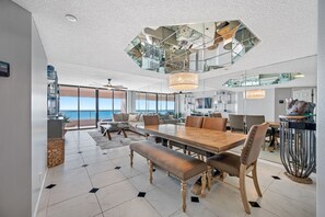 Beautiful Dining Room for 6