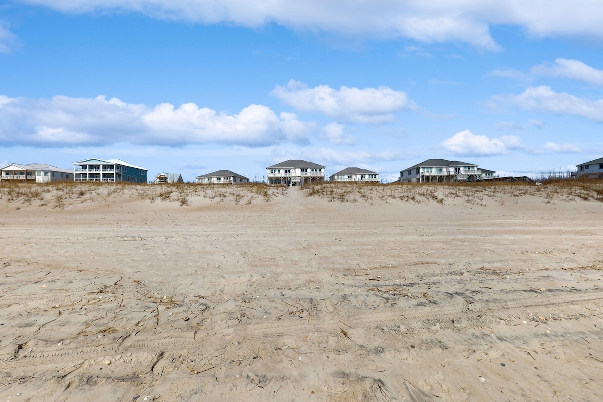 Stay steps from the sand with pool, tennis court, furnished deck, & jetted tub