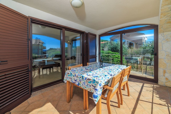 Outdoor dining