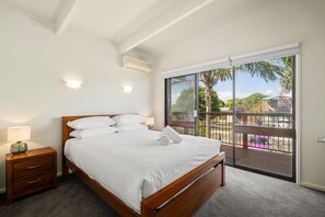 Master Bedroom (Upstairs)