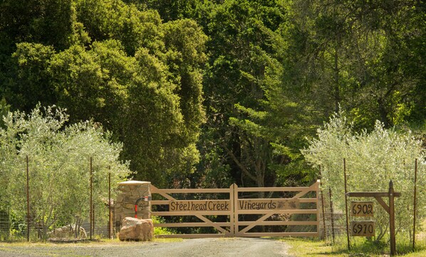 Entrance to Steelhead Creek Vineyards