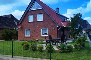 Außenseite Ferienhaus [Sommer]