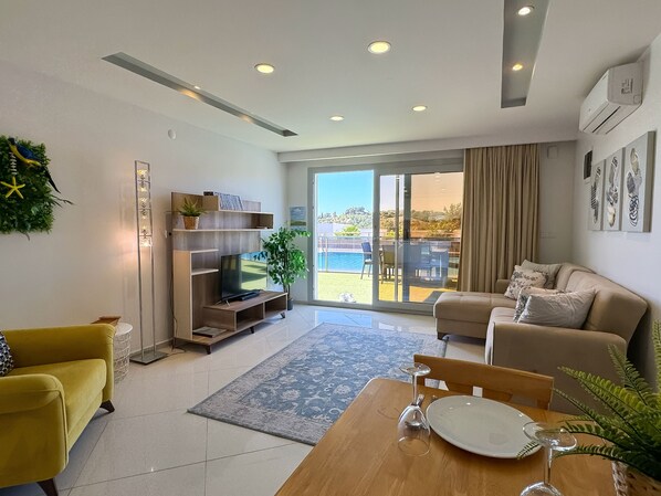 poolsidec2-livingroom