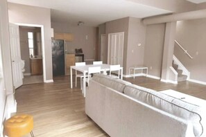 Spacious Open-Concept Loft with Modern Kitchen and Cozy Living Space – Stylish Downtown Stay