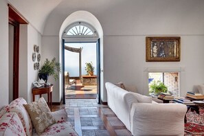 Bright living room, Fondo Turiello
