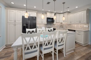 Dining & Kitchen