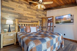 upstairs King w/fully adjustable bed