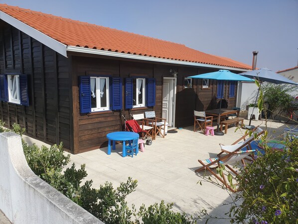 Très belle maison en bois avec la plage au bout de la rue