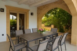 Covered Outdoor Dining Area – Ideal for Alfresco Meals


