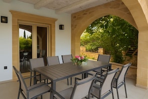 Covered Outdoor Dining Area – Ideal for Alfresco Meals