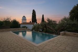 Evening Ambience – Illuminated Pool and Outdoor Relaxation Space