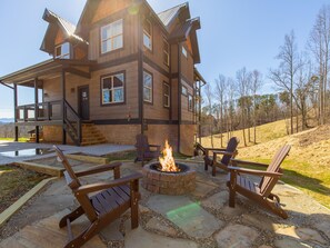 Bear Elegance Exterior - Fire Pit