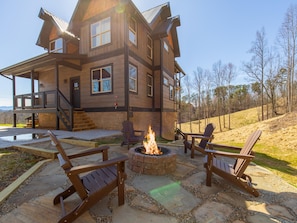 Bear Elegance Exterior - Fire Pit