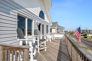 KDN2200: Coasties Ocean Breeze | Top Level Sun Deck