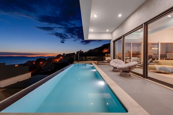 Villa Gray mit 4 Schlafzimmern, beheiztem Pool, Sauna, Medienraum, Meerblick