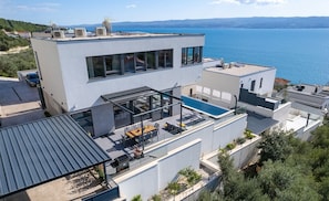 Villa Gray ist ein neu erbautes, modernes Anwesen mit Blick auf das Meer und die Berge
