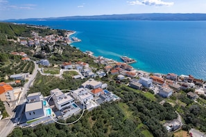 Das Hotel liegt in Krilo - Jesenica, nur 2 km vom Strand entfernt