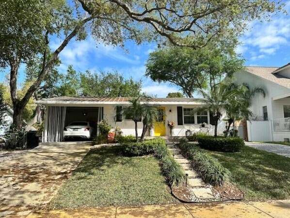 House showing 2 driveways