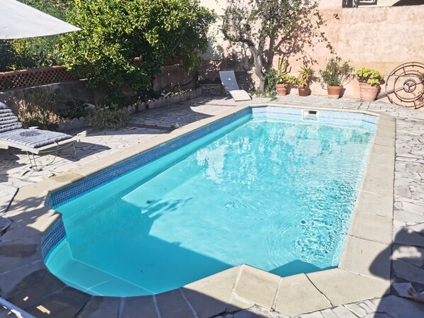 Accès à cette piscine du 1er juin au 30 septembre de 11h à 19h. 