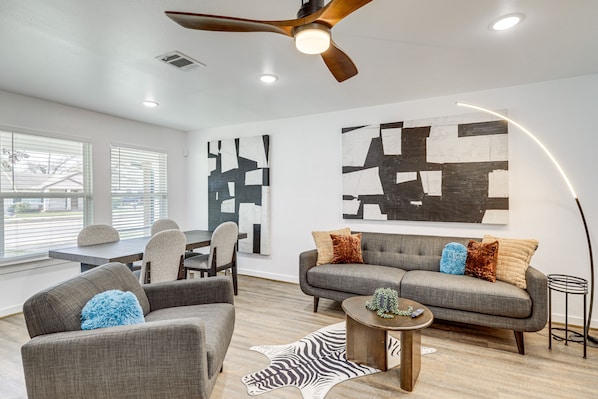 Houston Vacation Rental | 3BR | 1BA | 1 Step Required | 1,050 Sq Ft