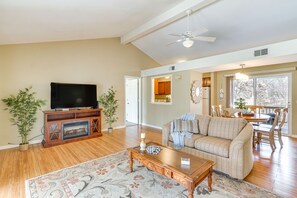 Living Room | Free WiFi | Central A/C & Heat | Smart TV