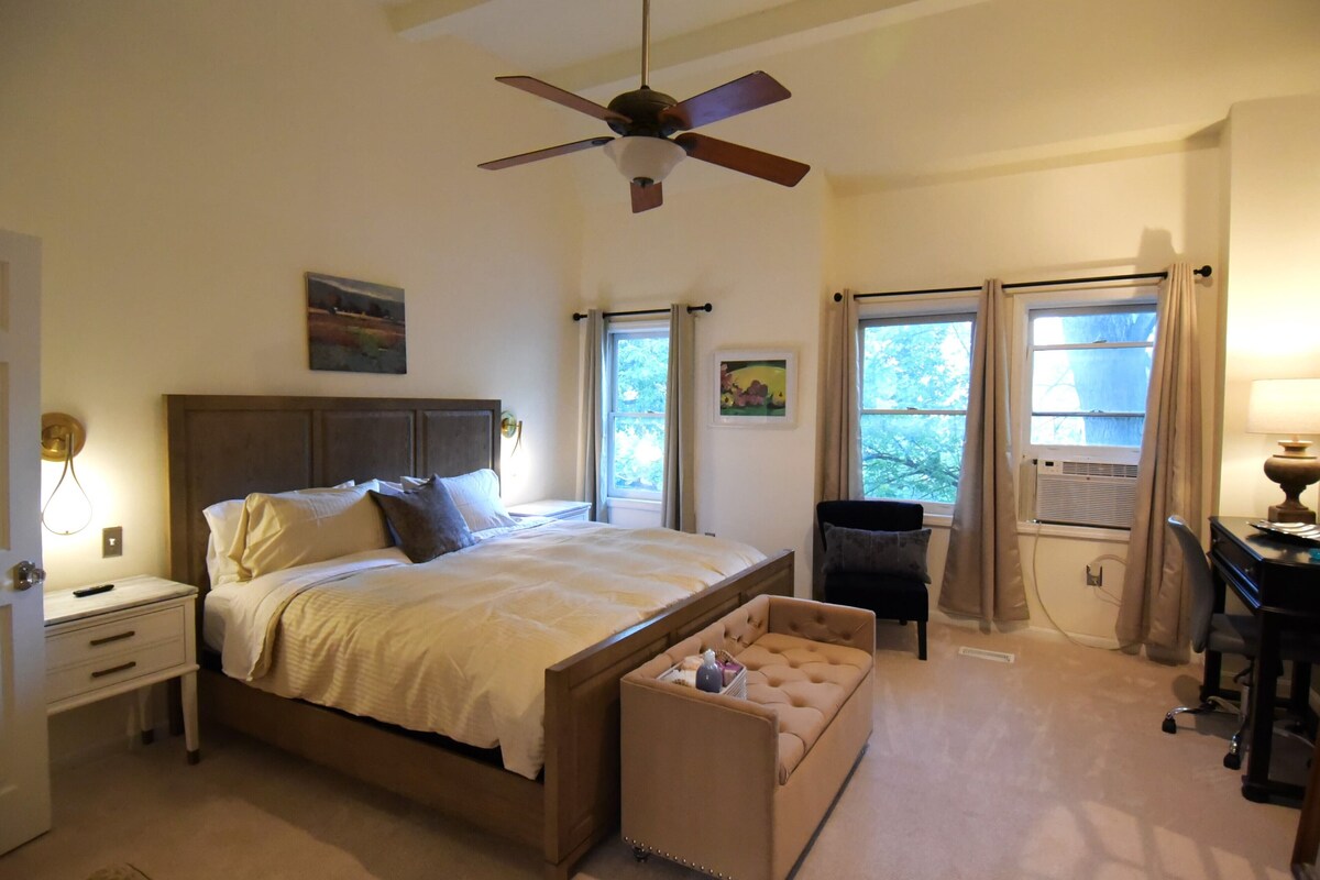 Historic townhouse with modern comfort—Urban oasis with hot tub!