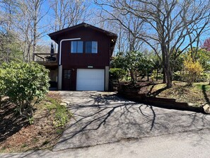 Primary Parking: Cornerstone Cabin at Springdale