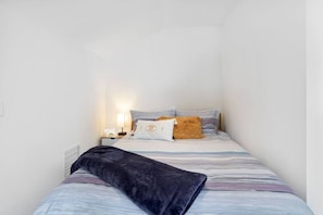 Altas Peak has a queen size memory foam bed tucked in a cozy sleeping nook.