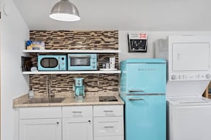 Efficient kitchen with cooktop. Personal washer/dryer.