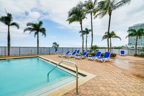 Community Outdoor Pool & Hot Tub